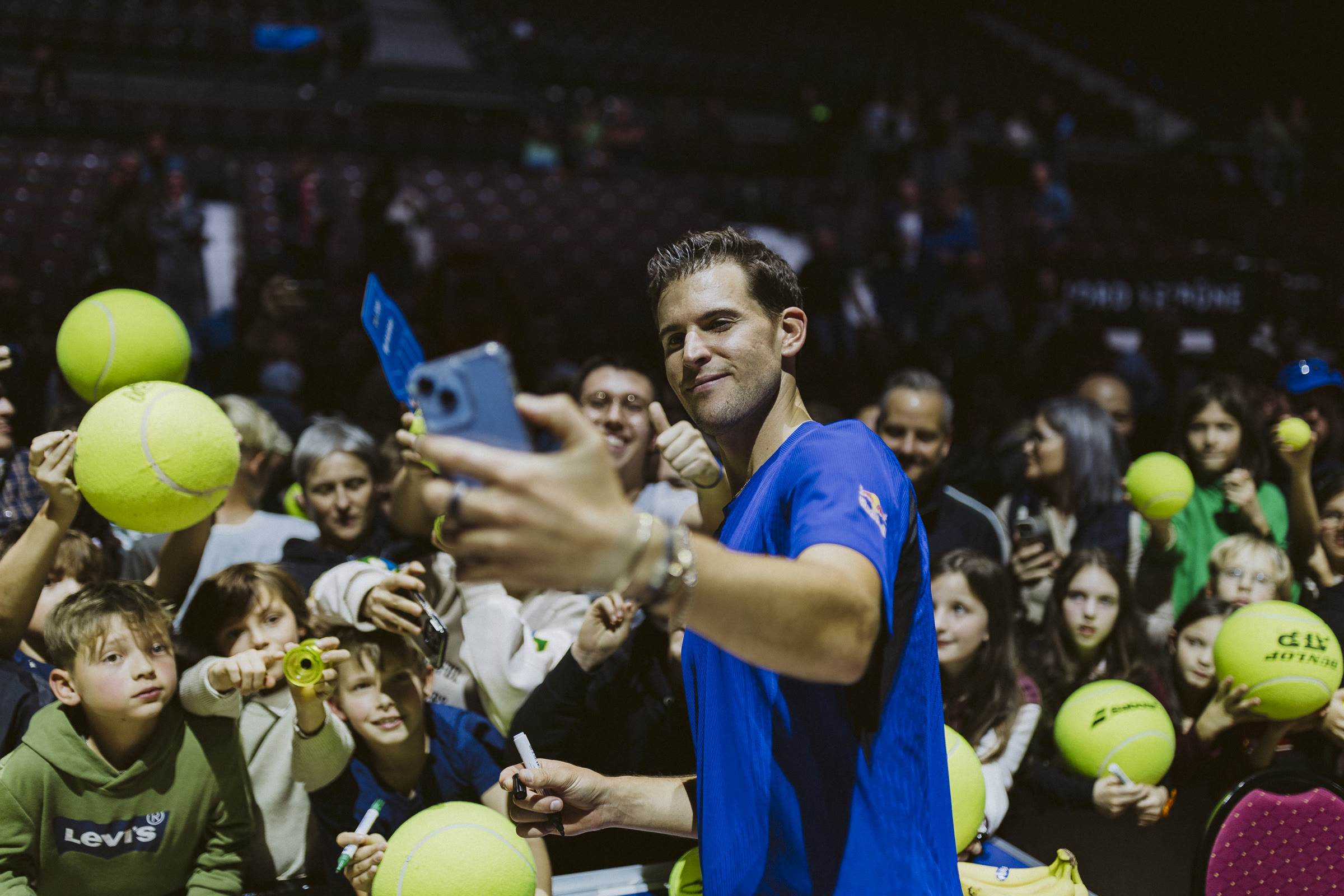 Dominic Thiem macht ein Selfie mit Fans in der Wiener Stadthalle