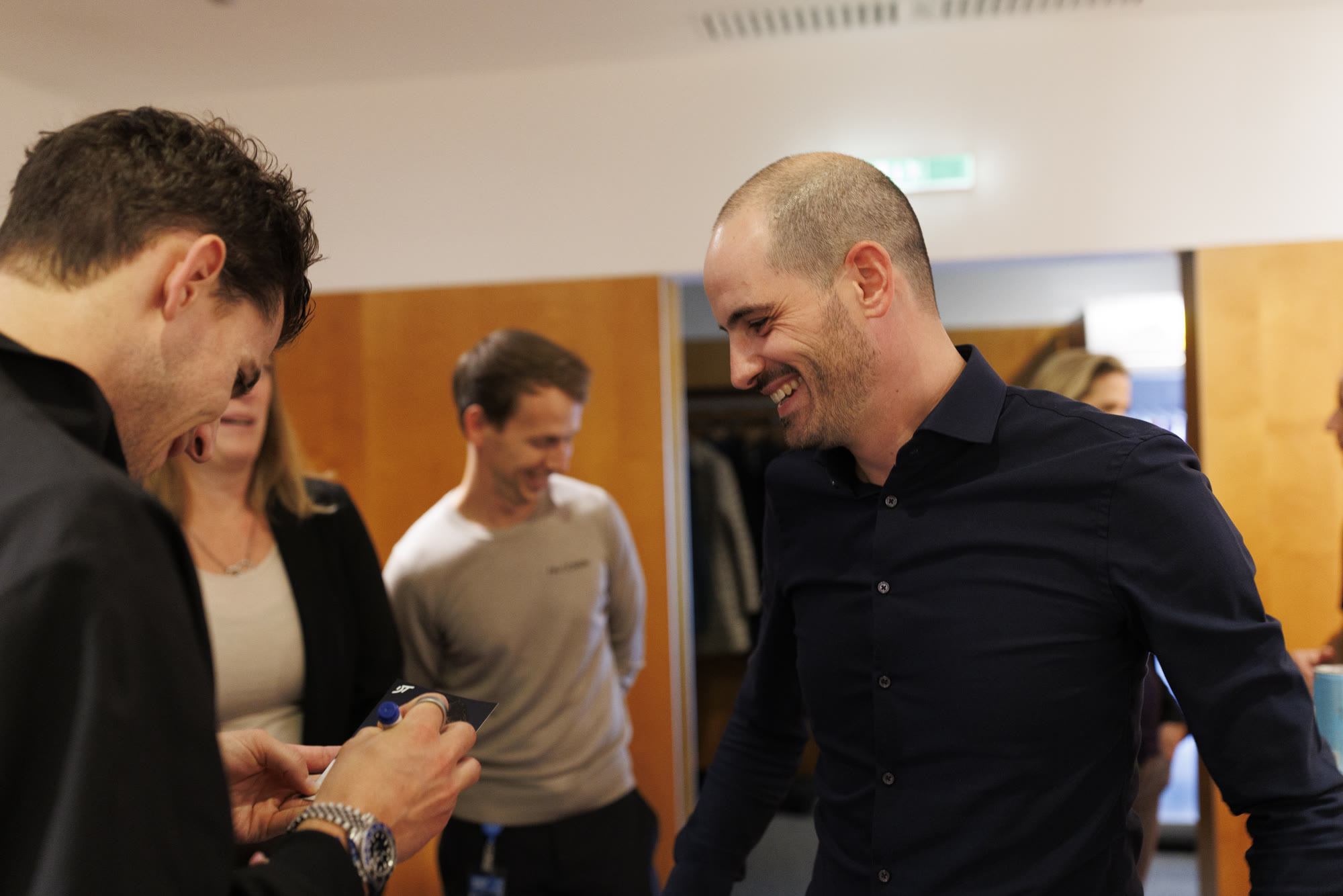 Dominic Thiem schreibt ein Autogramm für einen Fan
