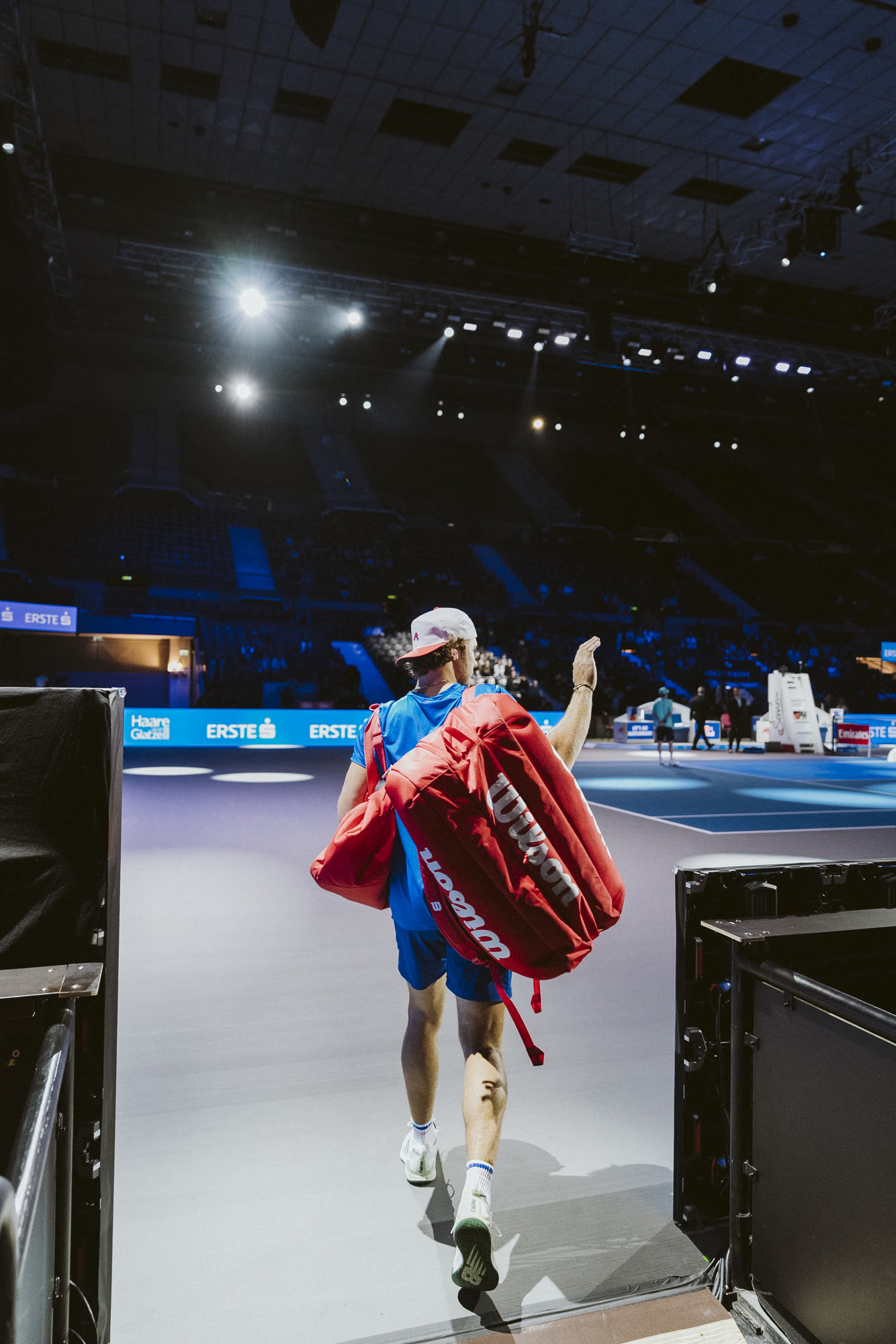 Spieler geht durch den Spielertunnel auf den Center Court
